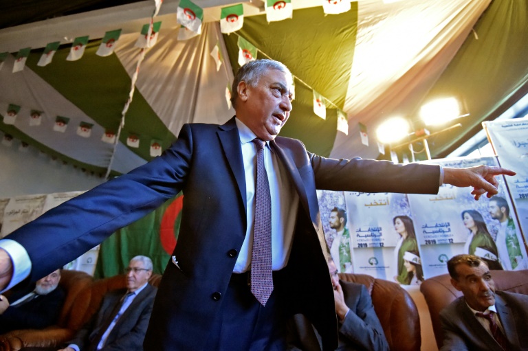 علي بنفليس رئيس الحكومة السابق والمرشح للانتخابات الرئاسية الجزائرية يلقي كلمة خلال مهرجان انتخابي 