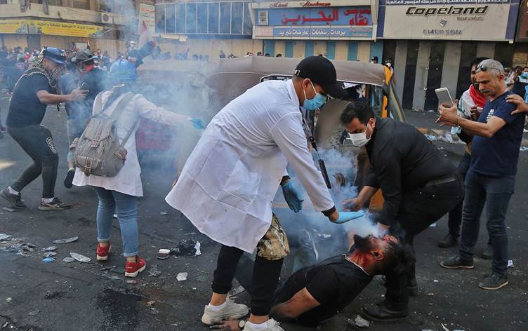 اسعاف متظاهر في بغداد اصيب بقنبلة للغاز المسيل للدموع