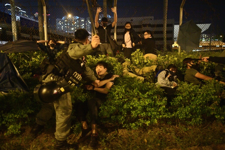 الشرطة توقف طلابا ومتظاهريت كانوا يحاولون الفرار من جامعة البوليتيكنيك في هونغ كونغ في 19 نوفمبر 2019