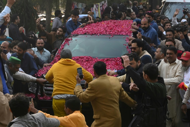أنصار لرئيس الوزراء الباكستاني السابق نواز شريف حول سيارته عند مغادرة منزله في لاهور متوجها الى لندن