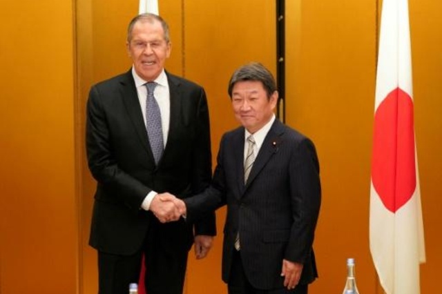 وزير خارجية اليابان توشيميتسو موتيغي (يمين) يصافح وزير خارجي روسيا سيرغي لافروف 