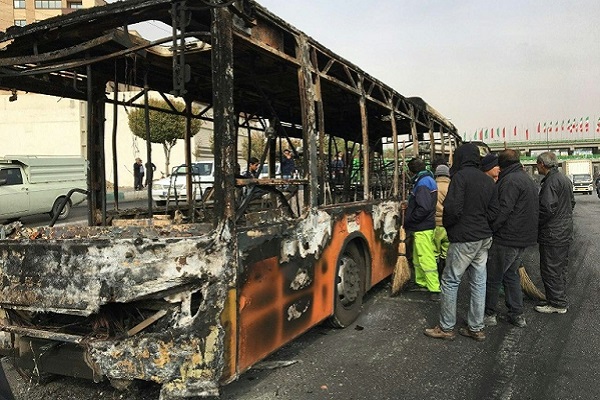 حافلة أحرقها متظاهرون في إصفهان وسط إيران في 17 نوفمبر 2019