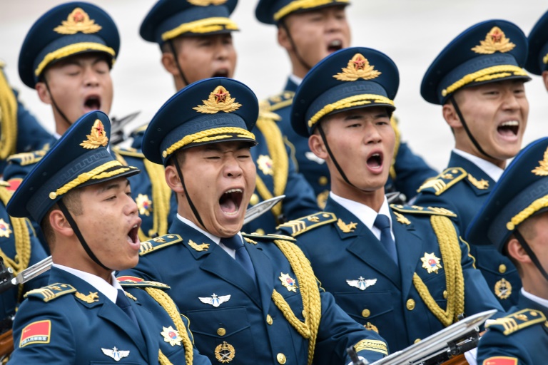 عناصر شرف من الجيش الصيني لدى استقبال الرئيس الفرنسي إيمانويل ماكرون في بكين في 6 نوفمبر 2019