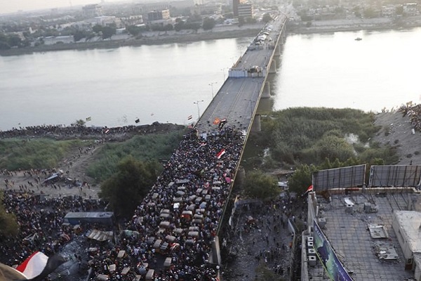 جسر الجمهورية المؤدي الى المنطقة الخضراء وسط بغداد نصفه للمحتجين والنصف الاخر للقوات الامنية