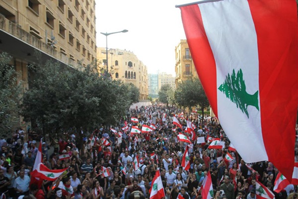 متظاهرون لبنانيون في وسط بيروت