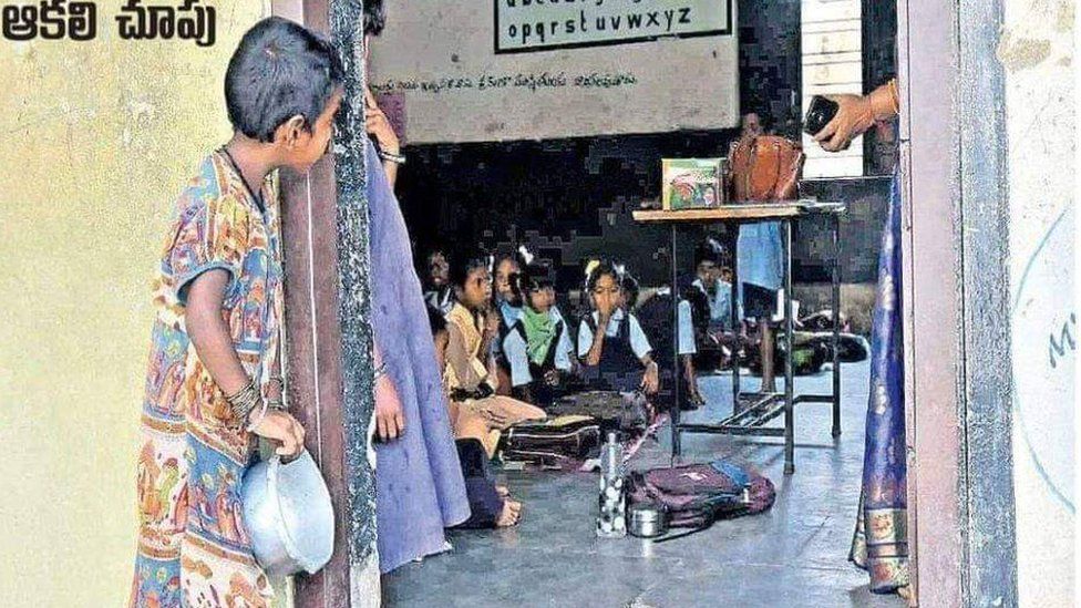 صورة لطفلة تختلس النظر إلى فصل دراسي تثير تعاطفا واسعا في الهند