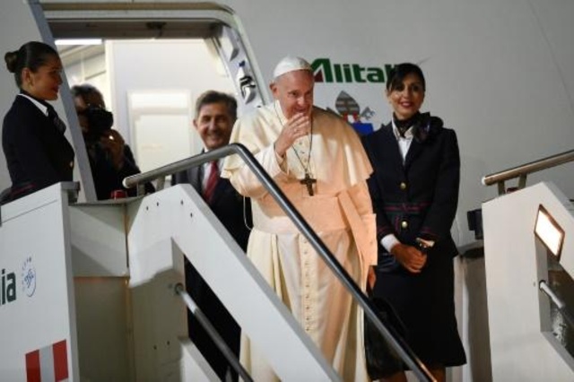 البابا يحيي مودعيه في مطار روما قبل دخول الطائرة المتجهة الى بانكوك مساء الثلاثاء في 19 تشرين الثاني/نوفمبر 2019