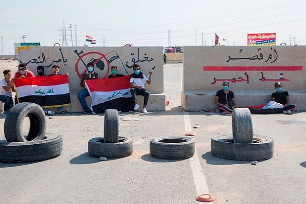 صورة نشرت على وسائل التواصل الاجتماعي لمحتجبن يغلقون ميناء أم قصر العراقي الجنوبي