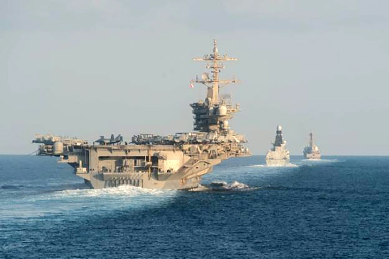 صورة نشرتها البحرية الأميركية لعبور مجموعة حاملة الطائرات الأميركية أبراهام لينكولن (يسار) مضيق هرمز في 19 نوفمبر 2019
