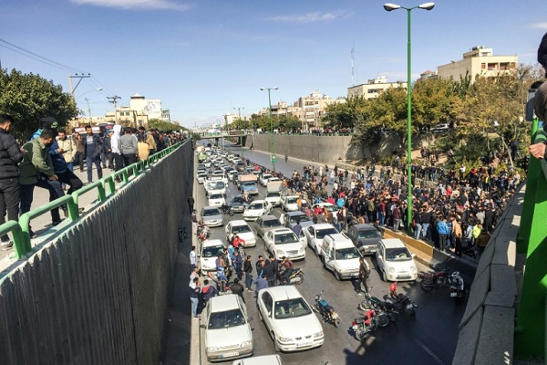 محتجون إيرانيون يقطعون طريقا خلال احتجاج ضد زيادة أسعار البنزين في مدينة أصفهان في وسط البلاد في 16 نوفمبر 2019