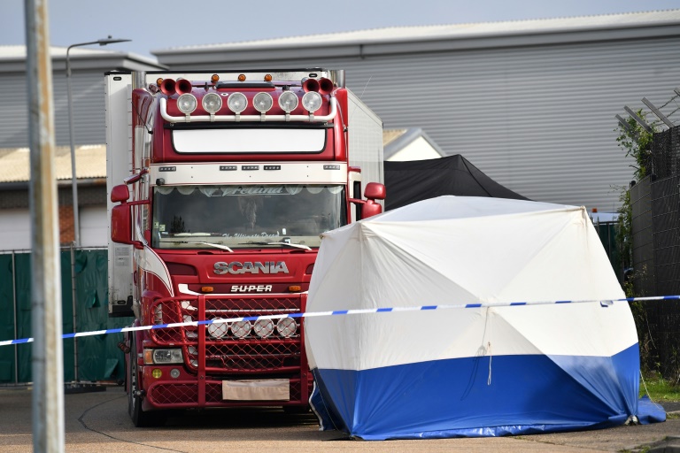 خيمة للشرطة أمام شاحنة يعتقد أنها وصلت من بلغاريا وعثر فيها على 39 جثة في غريز شرق لندن بتاريخ 23 تشرين الأول/أكتوبر 2019