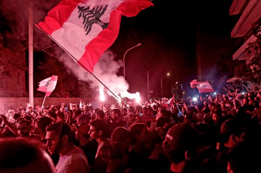 محتجو لبنان في الشارع ويتمسكون بمطالبهم كاملة