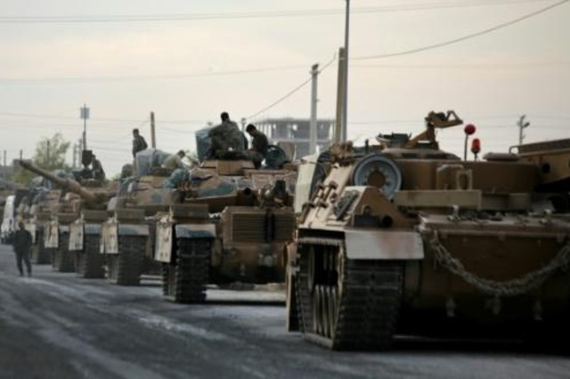 ارتال من الدبابات التركية متوقفة قرب قرية أقجة قلعة التركية على الحدود مع سوريا في 11 تشرين الاول/اكتوبر 2019