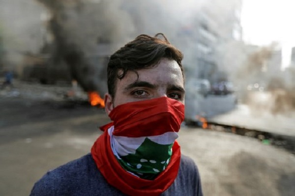 متظاهر لبناني في منطقة جل الديب