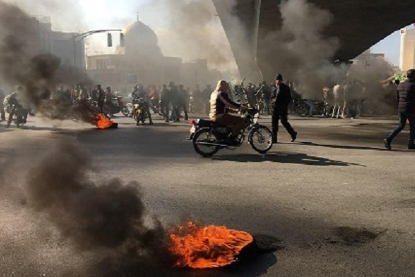 توقيف 40 شخصًا خلال احتجاجات في مدينة يزد الإيرانية