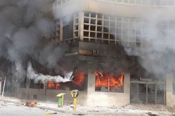 إحراق أحد المصارف الإيرانية