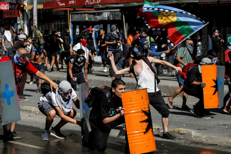 محتجون في مواجهات مع شرطة مكافحة الشغب اثناء تظاهرة مناهضة للحكومة في سانتياغو عاصمة تشيلي في 14 تشرين الثاني/نوفمبر 2019.