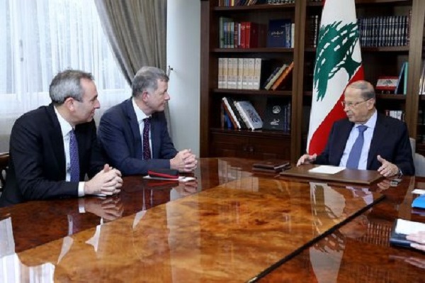 الرئيس اللبناني مستقبلا المبعوث مور والسفير البريطاني 