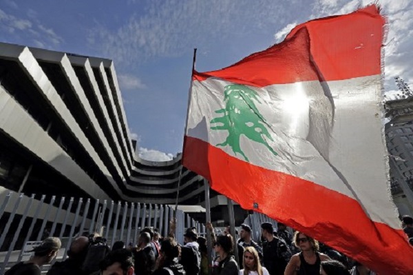 لبنانيون يتجمعون خارج مبنى يضم دائرة تابعة لوزارة المالية في بيروت