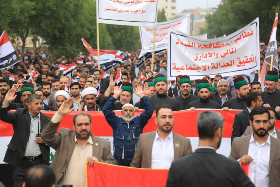 منتسبو العتبتين الحسينية والعباسية في كربلاء يتظاهرون اليوم مطالبين بالاصلاح