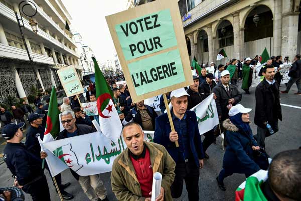 جزائريون يشاركون في التظاهرة المؤيدة للانتخابات الرئاسية في الجزائر العاصمة، 30 نوفمبر 2019