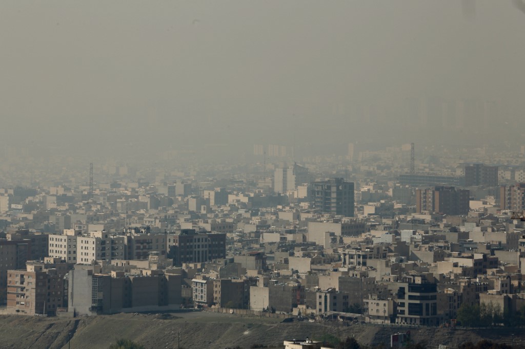 مشهد عام من طهران فيما يبدو تلوث الجو واضحا