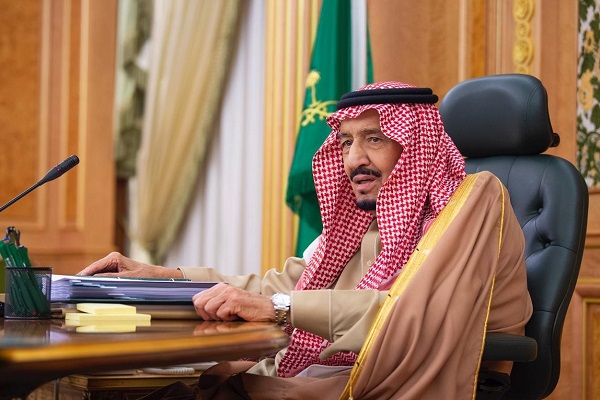 الملك سلمان خلال ترؤسه اجتماع مجلس دارة الملك عبد العزيز 