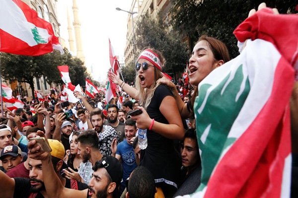 متظاهرون لبنانيون 