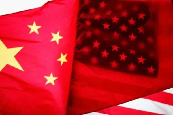 العلمان الأميركي والصيني في البيت الأبيض بتاريخ 18 يناير 2011 قبيل زيارة للرئيس الصيني آنذاك هو جينتاو