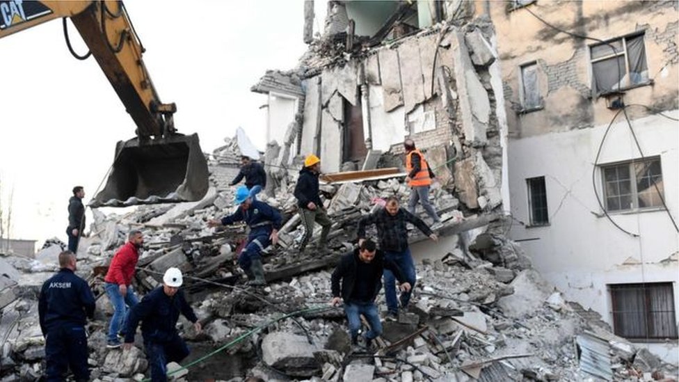 زلزال ألبانيا: فرق إنقاذ من 11 دولة تبحث عن ناجين تحت أنقاض المباني المدمرة