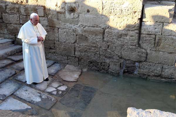 البابا خلال زيارته لموقع المغطس في الجانب الاردني