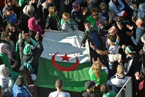 محتجون جزائريون في العاصمة الجزائر للأسبوع الـ 41 على التوالي، في 29 نوفمبر 2019