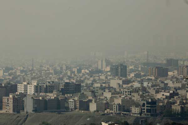 مشهد عام مأخوذ من غرب طهران تظهر سحب ضباب كثيفة تغطي المدينة في 13 نوفمبر 2019