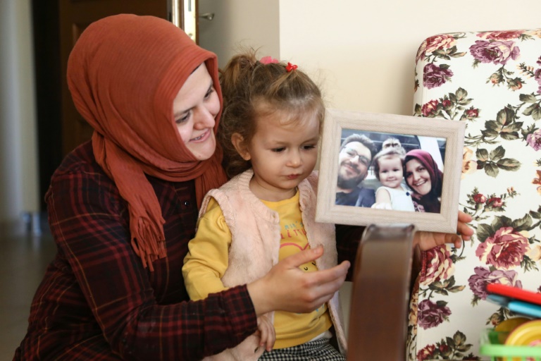 سمية يلمظ زوجة مصطفى يلمظ الذي اختفى ثمانية أشهر، وابنته ذات العامين ونصف في انقرة في 21 نوفمبر 2019