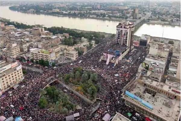 ساحة التحرير في وسط بغداد والبنايات حولها تحتشد بالمتظاهرين