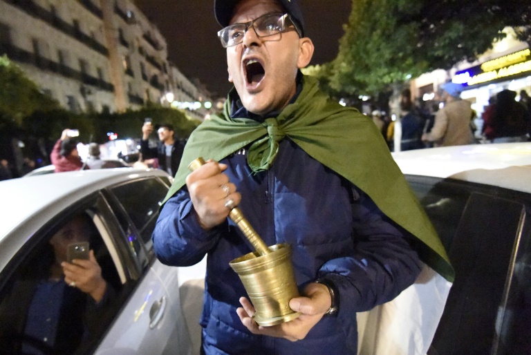 جزائريون يهتفون ويسيرون في شوارع العاصمة الجزائر أثناء مشاركتهم في تظاهرة ليلية ضد الانتخابات الرئاسية المقبلة في 21 نوفمبر 2019