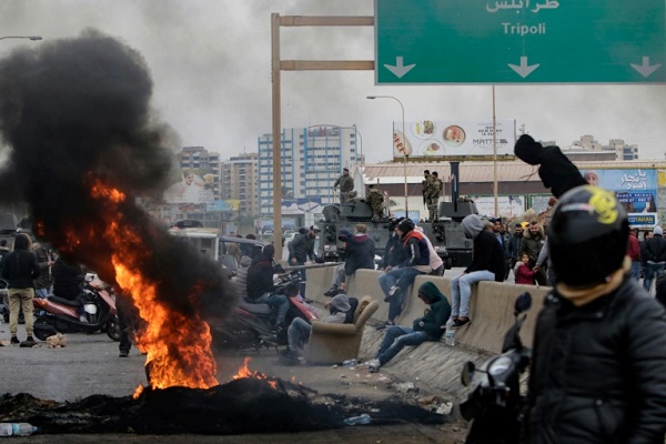 متظاهرون قطعوا طريقاً رئيسياً مؤدياً إلى مدينة طرابلس في شمال لبنان في 25 نوفمبر 2019 