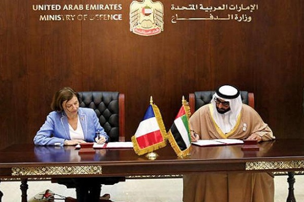 وزير الدولة لشؤون الدفاع الإماراتي ووزيرة الجيوش الفرنسية خلال توقيع الوثيقة القانونية في أبوظبي أمس (وام)