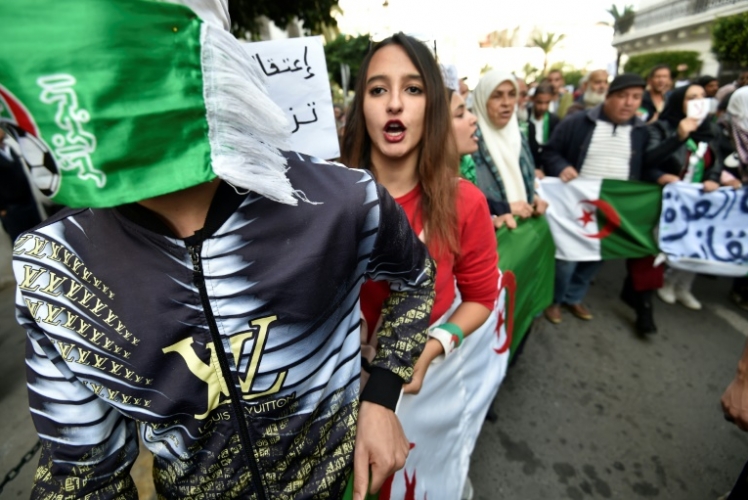 الطلاب الجزائريون يتظاهرون ضد الانتخابات الرئاسية