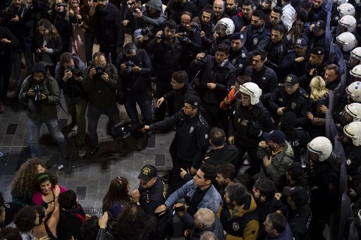 الشرطة التركية تفرّق تظاهرة تطالب بالقضاء على العنف ضد المرأة