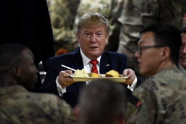 ترمب يقدم الطعام للجنود الأميركيين في قاعدة باغرام