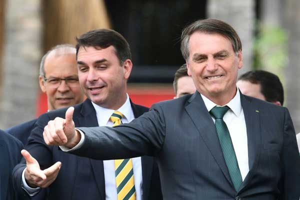 الرئيس البرازيلي جاير بولسونارو (يسار) وابنه السناتور فلافيو خلال حفل إطلاق الحزب الجديد 
