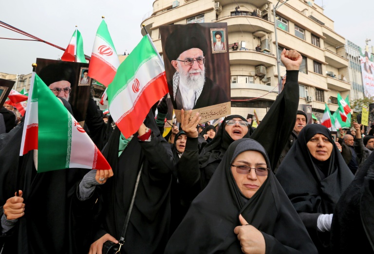 إيرانيون مؤيدون للحكومة يتظاهرون ضد 