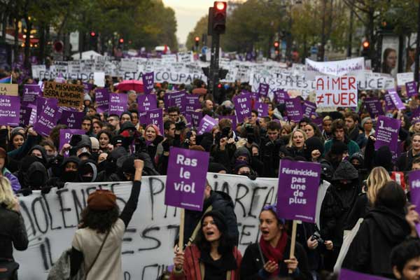مشاركون في تظاهرة للتنديد بالعنف الأسري في باريس في 23 نوفمبر 2019
