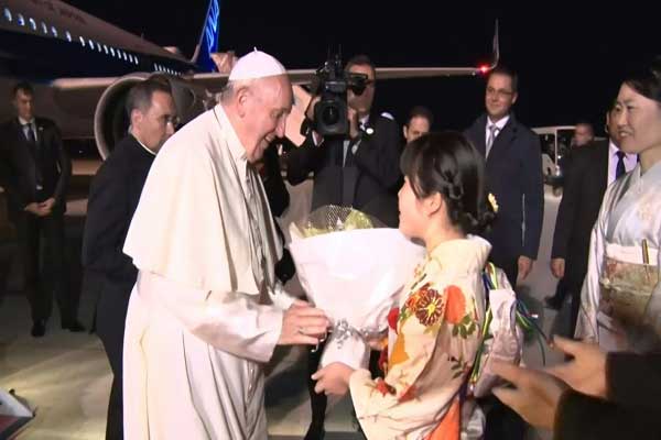بابا الفاتيكان لدى وصوله إلى اليابان