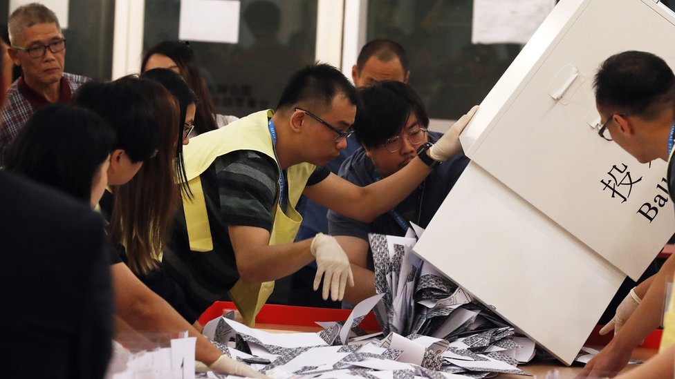 انتخابات هونغ كونغ: مؤيدو الديمقراطية يحققون مكاسب كبيرة