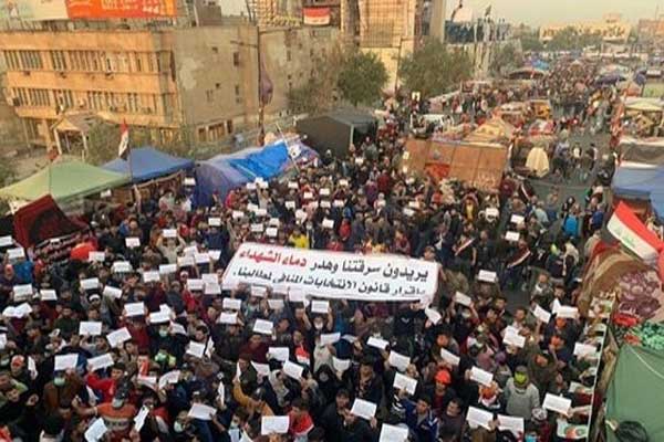 متظاهرون في ساحة التحرير في وسط بغداد يرفضون قانون الانتخابات الجديد - الصورة من الوكالة الوطنية العراقية