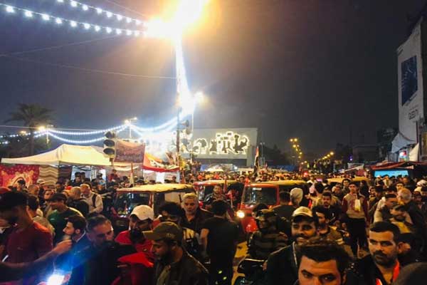 محتجو ساحة التحرير في وسط بغداد يحتفلون الآن بتحقيق اول اهدافهم باستقالة رئيس الحكومة الصورة من السومرية نيوز