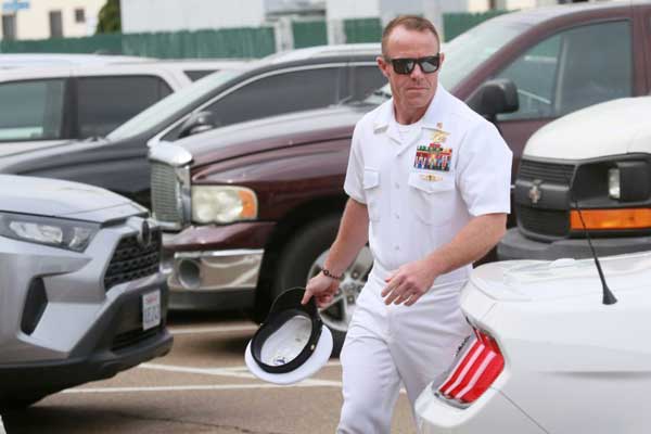  الجندي في القوات الخاصة لسلاح البحرية الأميركية إدوارد غالاغر المجرّد من رتبته يتوجّه إلى حضور جلسة محكمة عسكرية في سان دييغو في كاليفورنيا في 21 يونيو 2019
