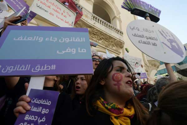 تونسيات يتظاهرن ضد العنف بحق النساء في العاصمة التونسية في 30 نوفمبر 2019